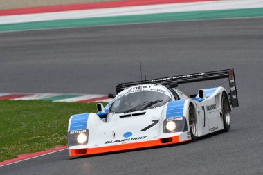 Scarperia, 2 Nisan 2023: Porsche 962 C yılı 1991 Mugello Classic 2023 'te İtalya' daki Mugello Pisti 'nde.