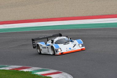 Scarperia, 2 Nisan 2023: Porsche 962 C yılı 1991 Mugello Classic 2023 'te İtalya' daki Mugello Pisti 'nde.