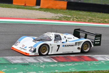 Scarperia, 2 Nisan 2023: Porsche 962 C yılı 1991 Mugello Classic 2023 'te İtalya' daki Mugello Pisti 'nde.