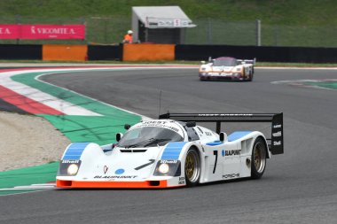 Scarperia, 2 Nisan 2023: Porsche 962 C yılı 1991 Mugello Classic 2023 'te İtalya' daki Mugello Pisti 'nde.