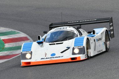 Scarperia, 2 Nisan 2023: Porsche 962 C yılı 1991 Mugello Classic 2023 'te İtalya' daki Mugello Pisti 'nde.