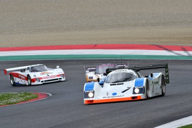 Scarperia, 2 Nisan 2023: Porsche 962 C yılı 1991 Mugello Classic 2023 'te İtalya' daki Mugello Pisti 'nde.
