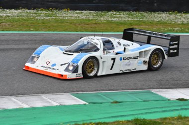 Scarperia, 2 Nisan 2023: Porsche 962 C yılı 1991 Mugello Classic 2023 'te İtalya' daki Mugello Pisti 'nde.