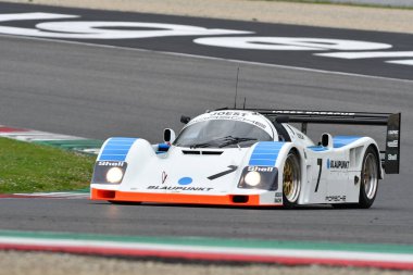 Scarperia, 2 Nisan 2023: Porsche 962 C yılı 1991 Mugello Classic 2023 'te İtalya' daki Mugello Pisti 'nde.