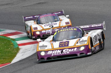 Scarperia, 2 Nisan 2023: Jaguar XJR-8 yıl 1987 'de Mugello Classic 2023' te İtalya 'daki Mugello Pisti' nde eylem halindeydi..