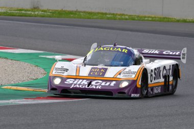 Scarperia, 2 Nisan 2023: Jaguar XJR-8 yıl 1987 'de Mugello Classic 2023' te İtalya 'daki Mugello Pisti' nde eylem halindeydi..