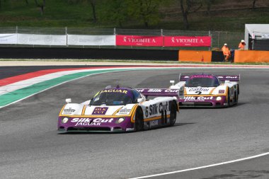 Scarperia, 2 Nisan 2023: Jaguar XJR-8 yıl 1987 'de Mugello Classic 2023' te İtalya 'daki Mugello Pisti' nde eylem halindeydi..