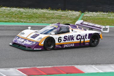 Scarperia, 2 Nisan 2023: Jaguar XJR-8 yıl 1987 'de Mugello Classic 2023' te İtalya 'daki Mugello Pisti' nde eylem halindeydi..