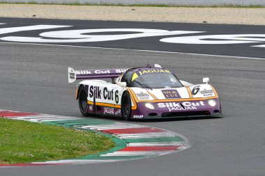 Scarperia, 2 Nisan 2023: Jaguar XJR-8 yıl 1987 'de Mugello Classic 2023' te İtalya 'daki Mugello Pisti' nde eylem halindeydi..