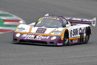 Scarperia, 2 Nisan 2023: Jaguar XJR-8 yıl 1987 'de Mugello Classic 2023' te İtalya 'daki Mugello Pisti' nde eylem halindeydi..