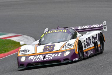 Scarperia, 2 Nisan 2023: Jaguar XJR-8 yıl 1987 'de Mugello Classic 2023' te İtalya 'daki Mugello Pisti' nde eylem halindeydi..