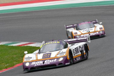 Scarperia, 2 Nisan 2023: Jaguar XJR-8 yıl 1987 'de Mugello Classic 2023' te İtalya 'daki Mugello Pisti' nde eylem halindeydi..