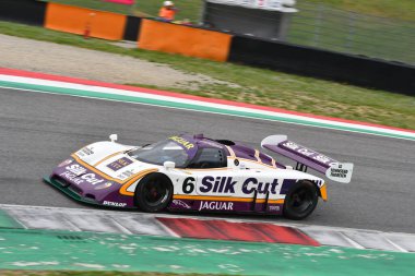 Scarperia, 2 Nisan 2023: Jaguar XJR-8 yıl 1987 'de Mugello Classic 2023' te İtalya 'daki Mugello Pisti' nde eylem halindeydi..