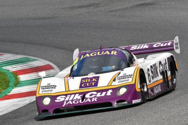 Scarperia, 2 Nisan 2023: Jaguar XJR-8 yıl 1987 'de Mugello Classic 2023' te İtalya 'daki Mugello Pisti' nde eylem halindeydi..