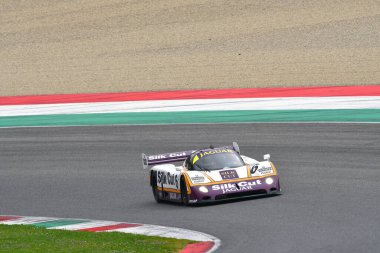 Scarperia, 2 Nisan 2023: Jaguar XJR-8 yıl 1987 'de Mugello Classic 2023' te İtalya 'daki Mugello Pisti' nde eylem halindeydi..
