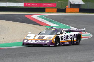 Scarperia, 2 Nisan 2023: Jaguar XJR-8 yıl 1987 'de Mugello Classic 2023' te İtalya 'daki Mugello Pisti' nde eylem halindeydi..