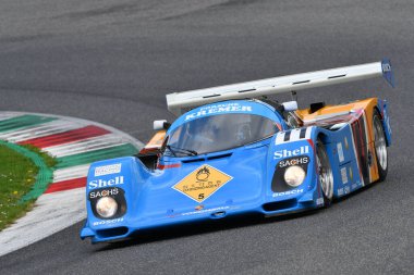 Scarperia, 2 Nisan 2023: Porsche 962 C yılı 1990 Mugello Classic 2023 yılında İtalya 'daki Mugello Pisti' nde.