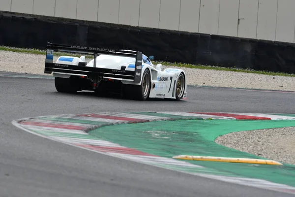 Scarperia, 2 Nisan 2023: Porsche 962 C yılı 1991 Mugello Classic 2023 'te İtalya' daki Mugello Pisti 'nde.