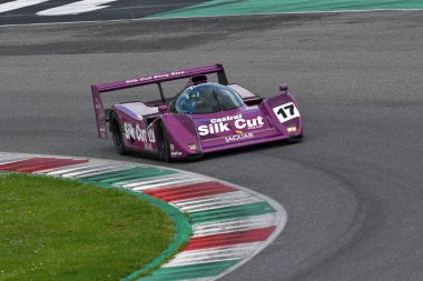 Scarperia, 2 Nisan 2023: Jaguar XJR-14 yıl 1991 Mugello Classic 2023 'te İtalya' daki Mugello Pisti 'nde eylem halindeydi..