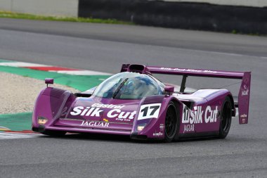 Scarperia, 2 Nisan 2023: Jaguar XJR-14 yıl 1991 Mugello Classic 2023 'te İtalya' daki Mugello Pisti 'nde eylem halindeydi..
