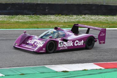 Scarperia, 2 Nisan 2023: Jaguar XJR-14 yıl 1991 Mugello Classic 2023 'te İtalya' daki Mugello Pisti 'nde eylem halindeydi..