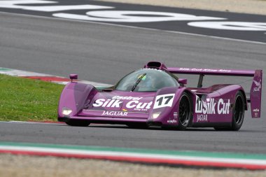 Scarperia, 2 Nisan 2023: Jaguar XJR-14 yıl 1991 Mugello Classic 2023 'te İtalya' daki Mugello Pisti 'nde eylem halindeydi..