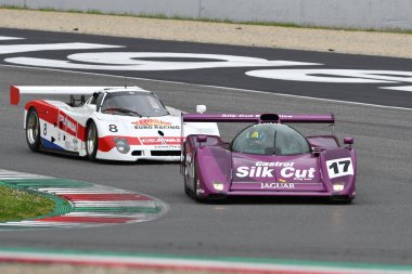 Scarperia, 2 Nisan 2023: Jaguar XJR-14 yıl 1991 Mugello Classic 2023 'te İtalya' daki Mugello Pisti 'nde eylem halindeydi..