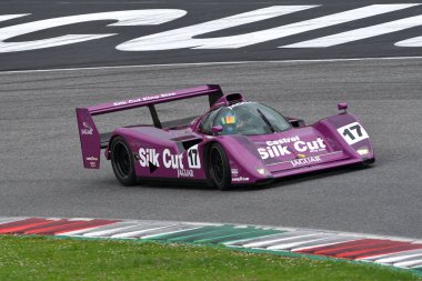 Scarperia, 2 Nisan 2023: Jaguar XJR-14 yıl 1991 Mugello Classic 2023 'te İtalya' daki Mugello Pisti 'nde eylem halindeydi..