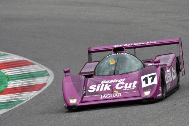 Scarperia, 2 Nisan 2023: Jaguar XJR-14 yıl 1991 Mugello Classic 2023 'te İtalya' daki Mugello Pisti 'nde eylem halindeydi..