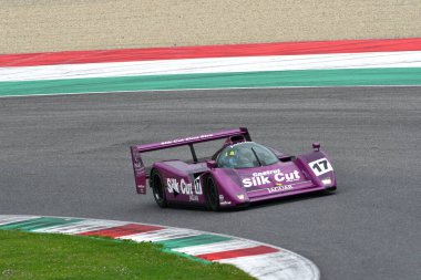 Scarperia, 2 Nisan 2023: Jaguar XJR-14 yıl 1991 Mugello Classic 2023 'te İtalya' daki Mugello Pisti 'nde eylem halindeydi..