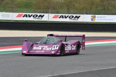 Scarperia, 2 Nisan 2023: Jaguar XJR-14 yıl 1991 Mugello Classic 2023 'te İtalya' daki Mugello Pisti 'nde eylem halindeydi..
