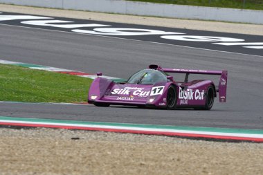 Scarperia, 2 Nisan 2023: Jaguar XJR-14 yıl 1991 Mugello Classic 2023 'te İtalya' daki Mugello Pisti 'nde eylem halindeydi..