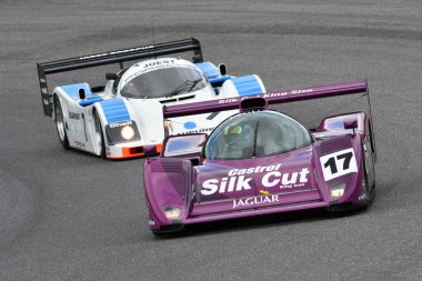 Scarperia, 2 Nisan 2023: Jaguar XJR-14 yıl 1991 Mugello Classic 2023 'te İtalya' daki Mugello Pisti 'nde eylem halindeydi..