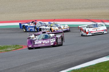 Scarperia, 2 Nisan 2023: Jaguar XJR-14 yıl 1991 Mugello Classic 2023 'te İtalya' daki Mugello Pisti 'nde eylem halindeydi..