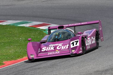 Scarperia, 2 Nisan 2023: Jaguar XJR-14 yıl 1991 Mugello Classic 2023 'te İtalya' daki Mugello Pisti 'nde eylem halindeydi..