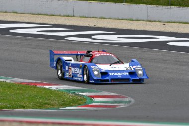 Scarperia, 2 Nisan 2023: Nissan NPT 90 yıl 1991 Mugello Classic 2023 'te İtalya Mugello Pisti' nde.
