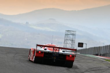 Scarperia, 2 Nisan 2023: Porsche 962 C yılı 1991 Mugello Classic 2023 'te İtalya' daki Mugello Pisti 'nde.