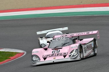 Scarperia, 2 Nisan 2023: Porsche 962 C yılı 1990 Mugello Classic 2023 yılında İtalya 'daki Mugello Pisti' nde.