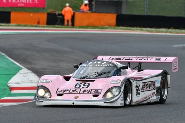 Scarperia, 2 Nisan 2023: Porsche 962 C yılı 1990 Mugello Classic 2023 yılında İtalya 'daki Mugello Pisti' nde.