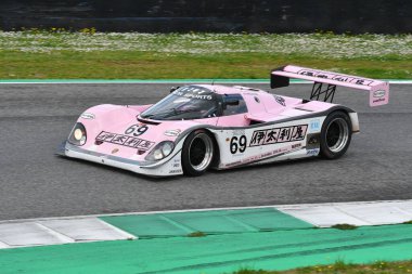 Scarperia, 2 Nisan 2023: Porsche 962 C yılı 1990 Mugello Classic 2023 yılında İtalya 'daki Mugello Pisti' nde.