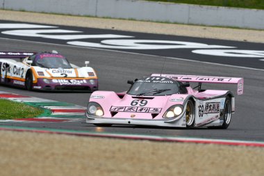 Scarperia, 2 Nisan 2023: Porsche 962 C yılı 1990 Mugello Classic 2023 yılında İtalya 'daki Mugello Pisti' nde.