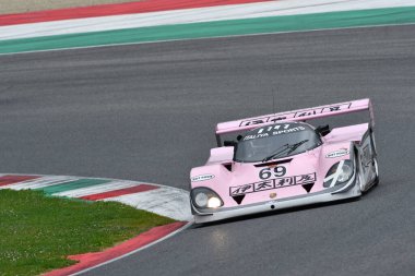 Scarperia, 2 Nisan 2023: Porsche 962 C yılı 1990 Mugello Classic 2023 yılında İtalya 'daki Mugello Pisti' nde.