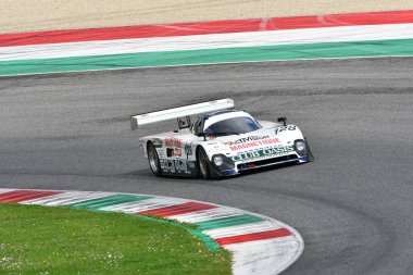 Scarperia, 2 Nisan 2023: Spice SE90C yıl 1990 Mugello Classic 2023 tarihinde İtalya 'daki Mugello Pisti' nde faaliyet gösterdi.