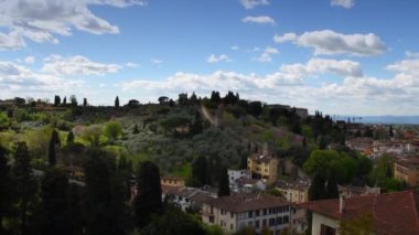 Floransa 'daki Michelangelo meydanından antik duvarlara ve İtalya' daki Forte Belvedere meydanına doğru panoramik bir manzara. Zaman Uygulaması