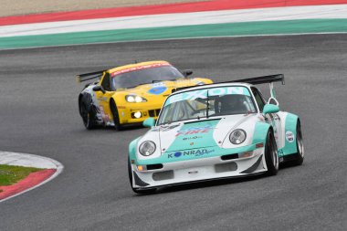 Scarperia, 2 Nisan 2023: Porsche 993 GT2 Evo Yılı 1999 Mugello Classic 2023 tarihinde İtalya 'daki Mugello Pisti' nde eylem halindeydi..