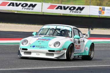 Scarperia, 2 Nisan 2023: Porsche 993 GT2 Evo Yılı 1999 Mugello Classic 2023 tarihinde İtalya 'daki Mugello Pisti' nde eylem halindeydi..