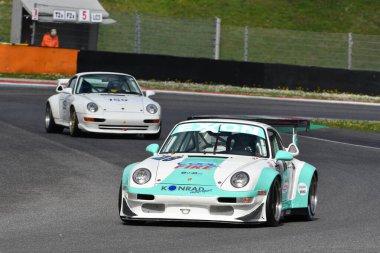 Scarperia, 2 Nisan 2023: Porsche 993 GT2 Evo Yılı 1999 Mugello Classic 2023 tarihinde İtalya 'daki Mugello Pisti' nde eylem halindeydi..