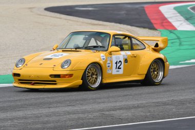 Scarperia, 2 Nisan 2023: Porsche 993 GT2 yıl 1996 Mugello Classic 2023 tarihinde İtalya 'daki Mugello Pisti' nde faaliyet gösterdi..