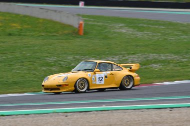 Scarperia, 2 Nisan 2023: Porsche 993 GT2 yıl 1996 Mugello Classic 2023 tarihinde İtalya 'daki Mugello Pisti' nde faaliyet gösterdi..