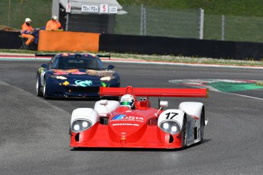 Scarperia, 2 Nisan 2023: Dallara SP1 2003 Mugello Classic 2023 tarihinde İtalya 'daki Mugello Pisti' nde eylem halindedir..
